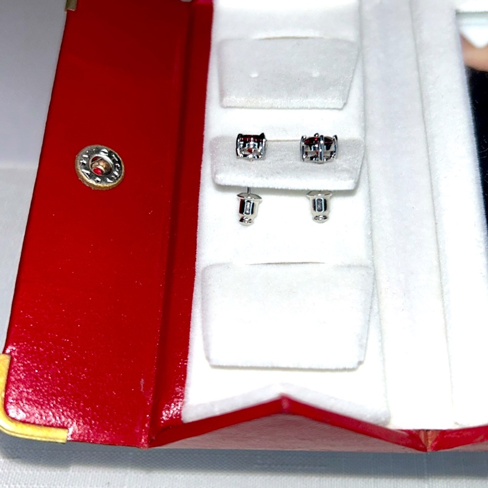 Swarovski Crystal Red Stud Earrings & Jewelry Box New With Tags - Picture 4 of 6